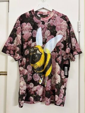 NWT Drew House Bizzy Roses Bee Graphic All Over Print Tee Pink Black Size L